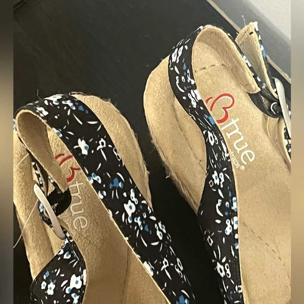 New with tags BareTraps Danny Blue Floral Espadrilles size 6.5